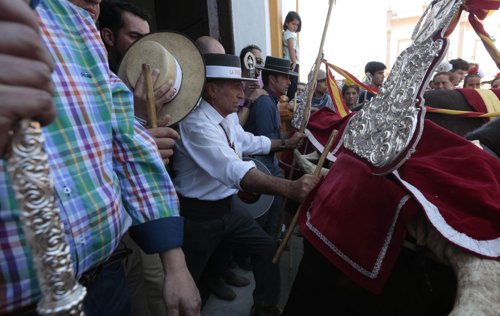 Paso de las hermandades por Villamanrique