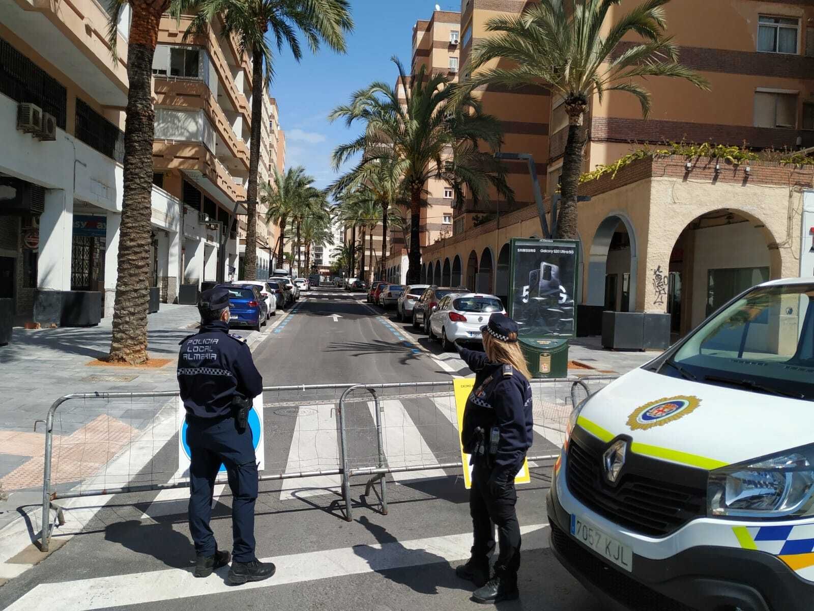 Dos policías locales en la calle Artés de Arcos