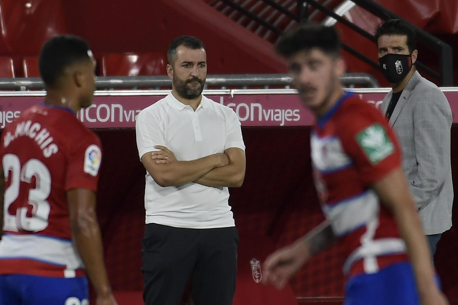 El técnico rojiblanco se muestra pensativo durante el duelo ante el Valencia.
