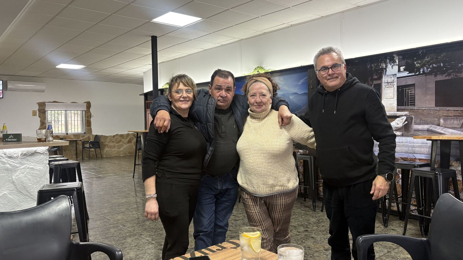 Vecinos, en el bar Puente Tablas.