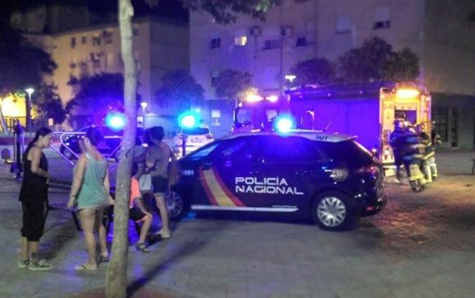 Los bomberos rescatan a un hombre en las escaleras de un bloque donde ardió una cocina