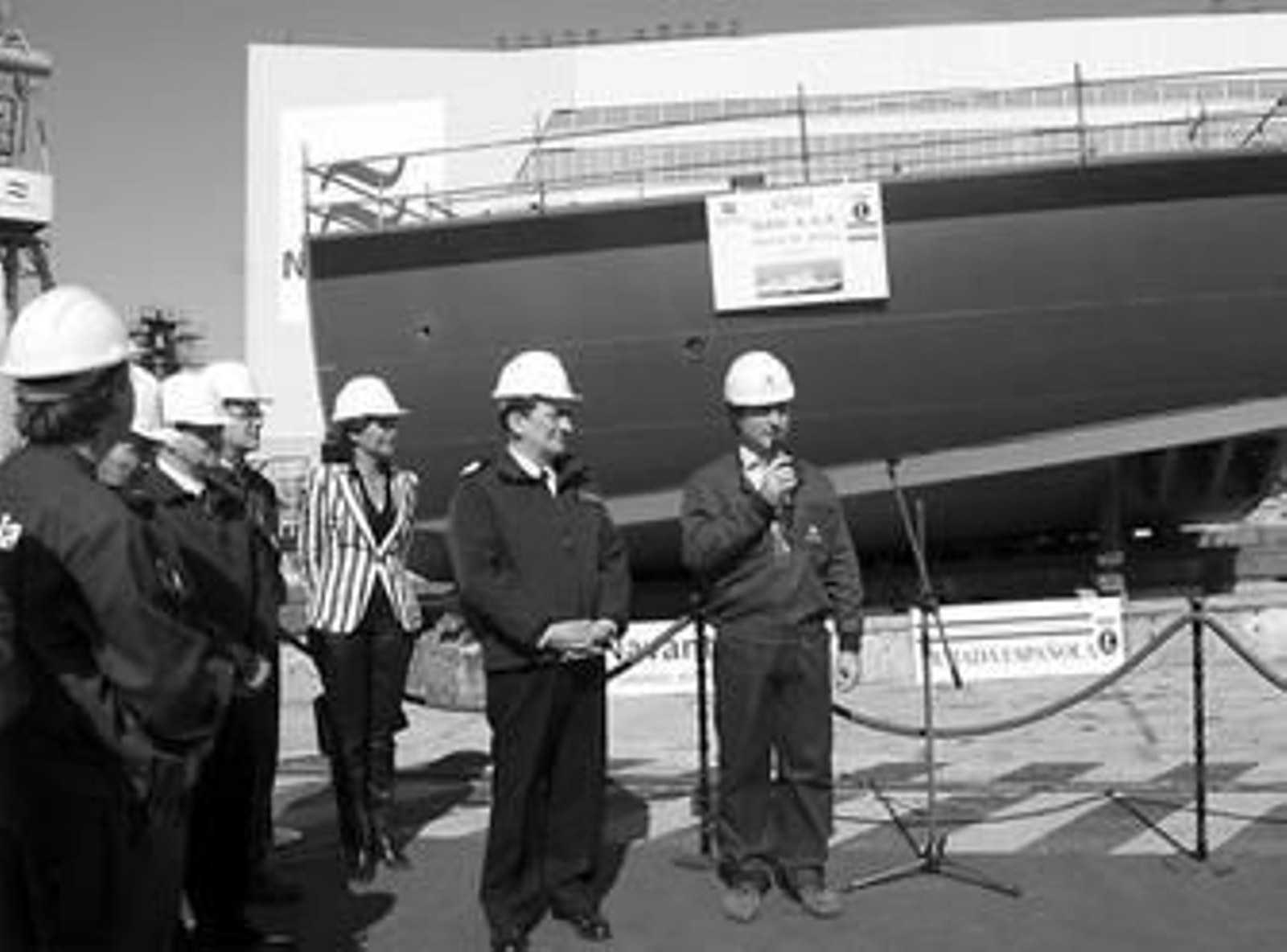 El director Fernando Miguélez, a la derecha, junto al Almirante de la Carraca, ante la quilla del BAM.