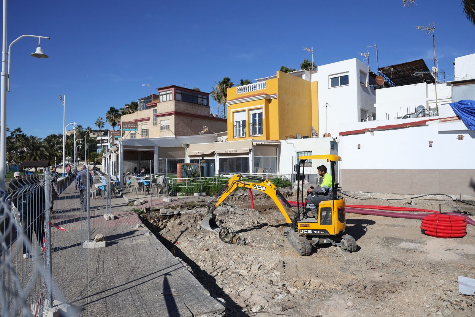 Continúan las obras en el paseo Marítimo de Pedregalejo a la altura de la Plaza de Las Palmeras