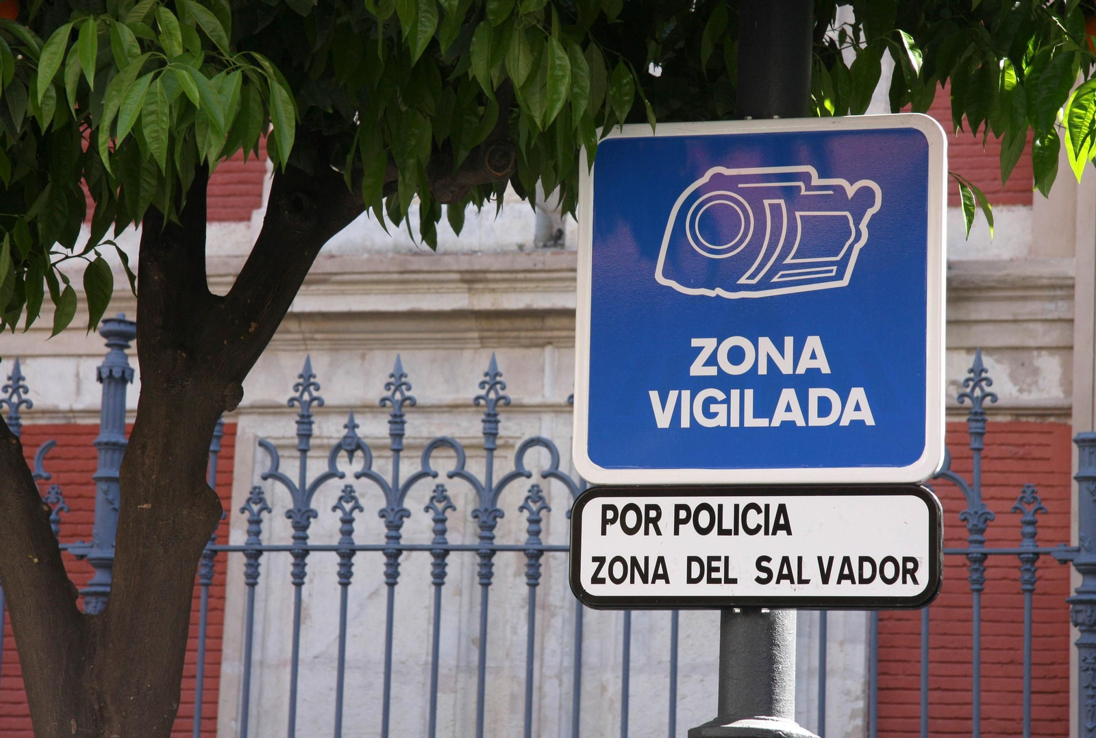 Un cartel avisa de que la zona es videovigilada, en la plaza del Salvador, en una imagen de archivo.