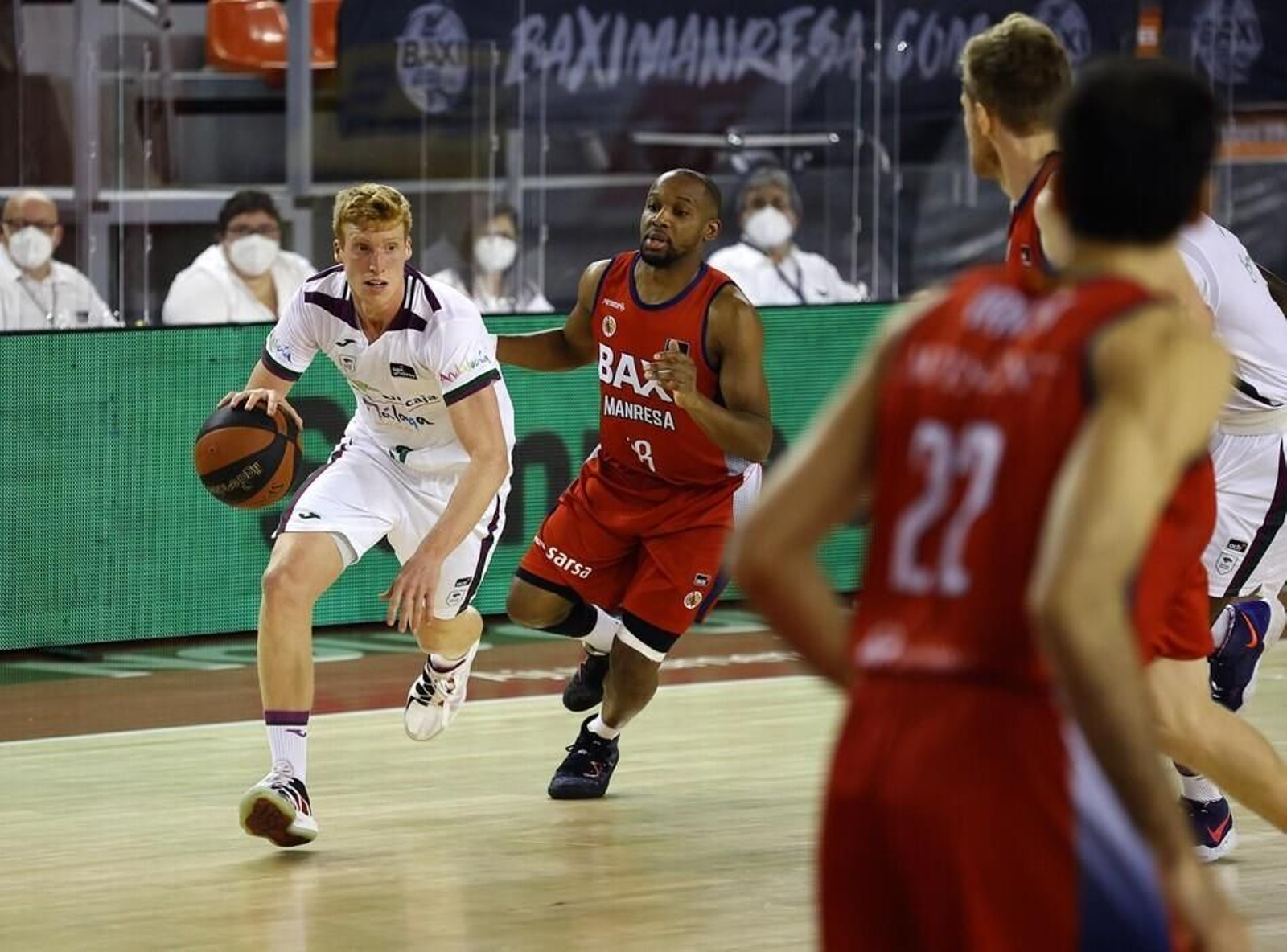 Alberto Díaz bota el balón ante Tabu.