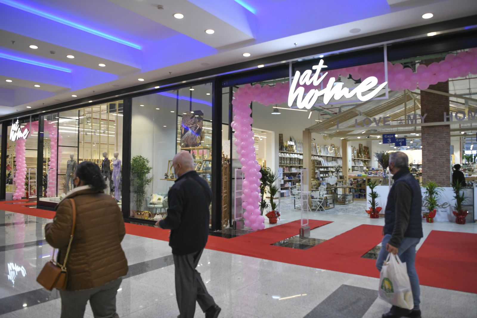 Varias personas pasean por el interior de un centro comercial