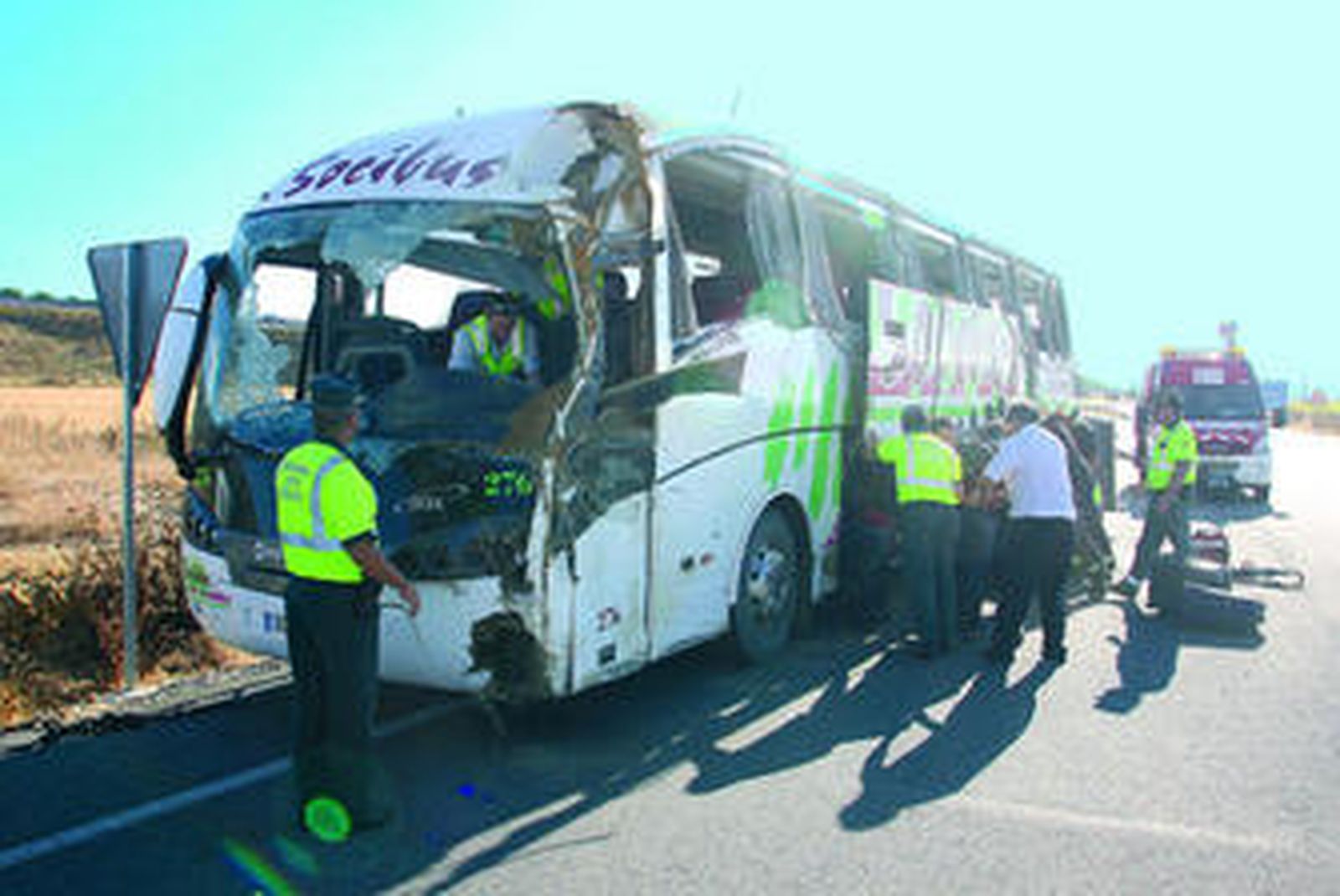 Los bomberos de la Diputación inspeccionan el autobús siniestrado en el desvío hacia Carmona de la A-4.