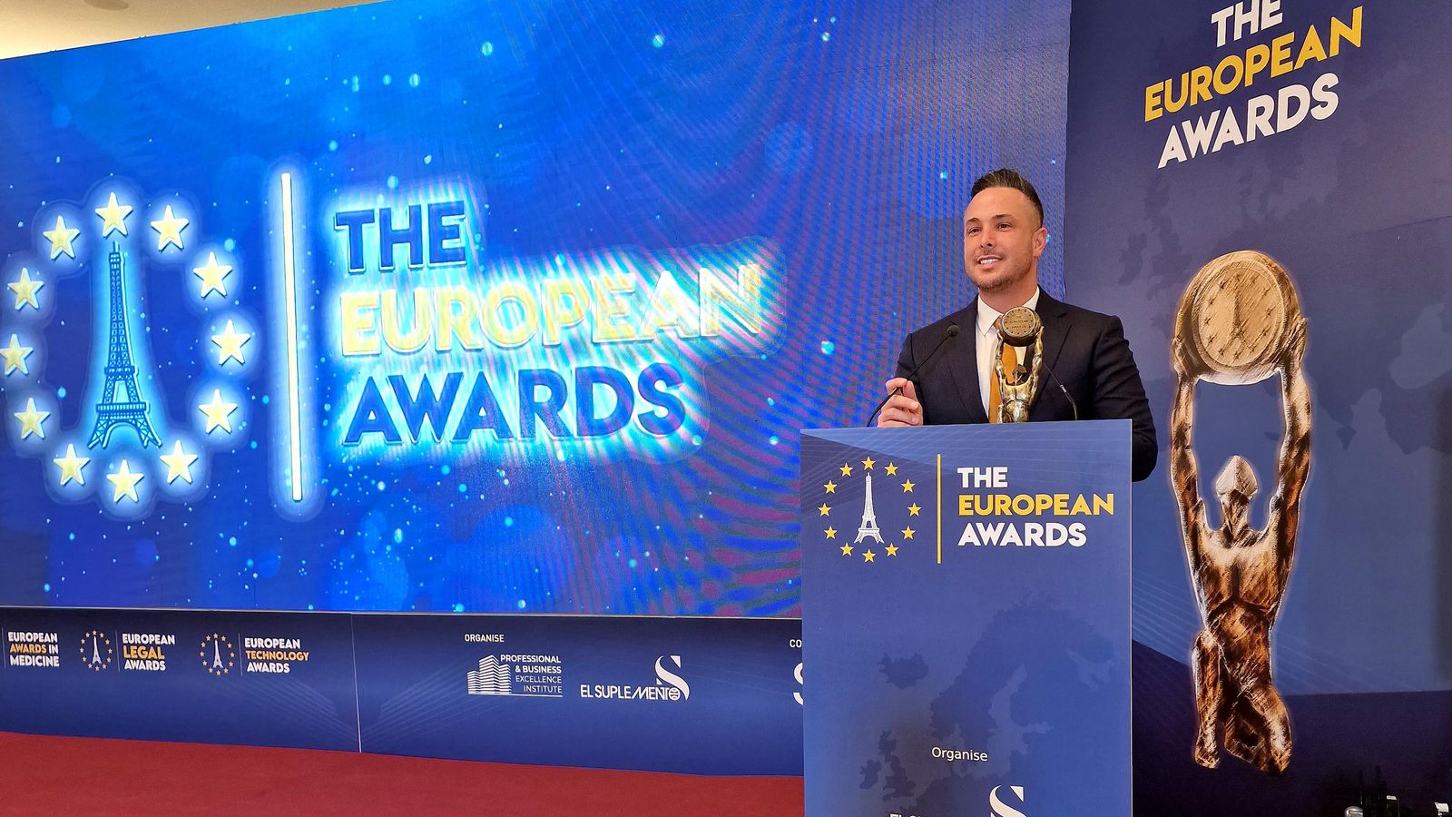 Juan Díaz, con el premio al Grupo Prefor Formación.