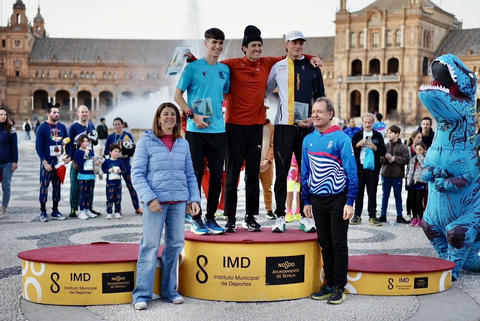 El podio masculino en la Plaza de España.