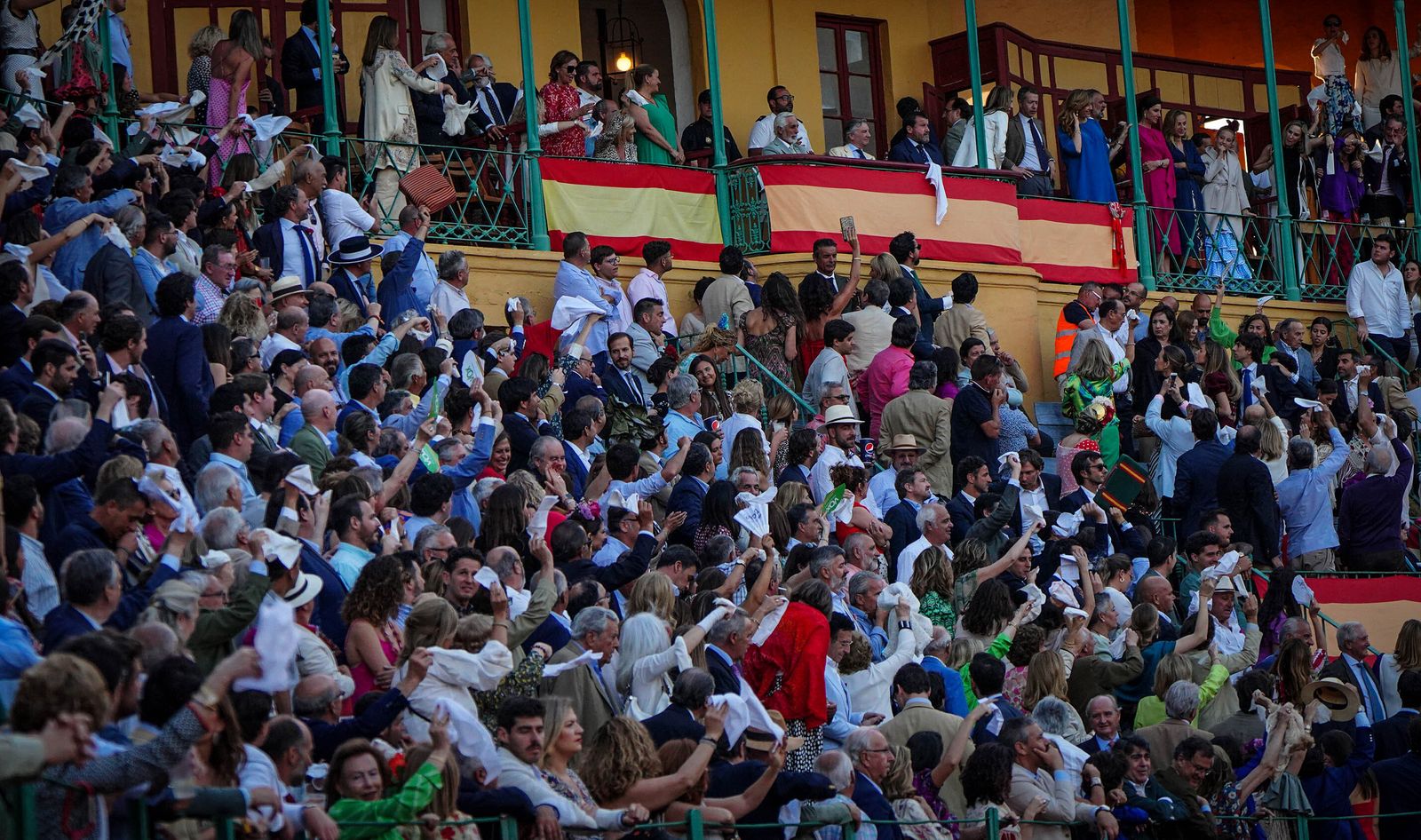 Puerta grande para Roca Rey y El Juli en la plaza de toros de Jerez