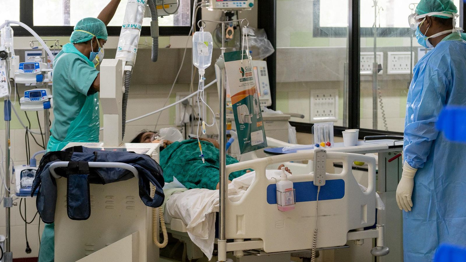 Trabajadores sanitarios atienden a una enferma de covid-19 en el Hospital de Bathalapalli.