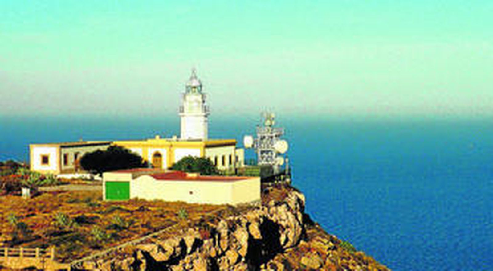 Carboneras estrena ruta senderista con un faro como guía y 'gancho'