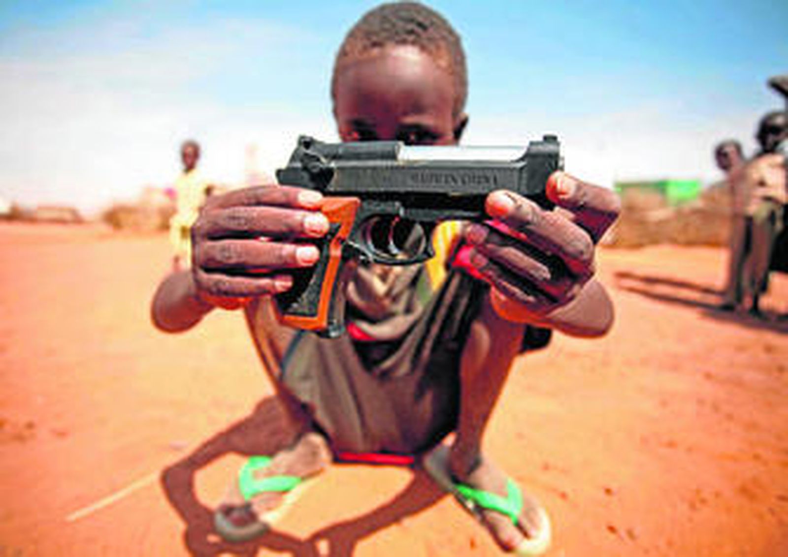 1. La guerra cala hasta en los juegos. En la imagen, un niño refugiado en Darfur sostiene la réplica de una pistola made in China. 2. Soldados del Ejército Popular para la Liberación de Sudán en Yambio, una de las principales ciudades del sur de Sudán, que busca su independencia de Jartum. 3. Los cientos de miles de habitantes de los campos de refugiados del sur, como el que aparece en la fotografía, no podrán decidir sobre el futuro del país, ya que no entran en el censo elaborado por el Gobierno.