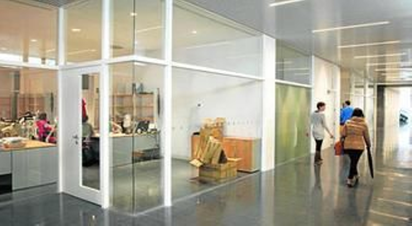 La nueva sede judicial, ya ayer en marcha, con algunas cajas de cartón del traslado todavía visibles en sus oficinas.