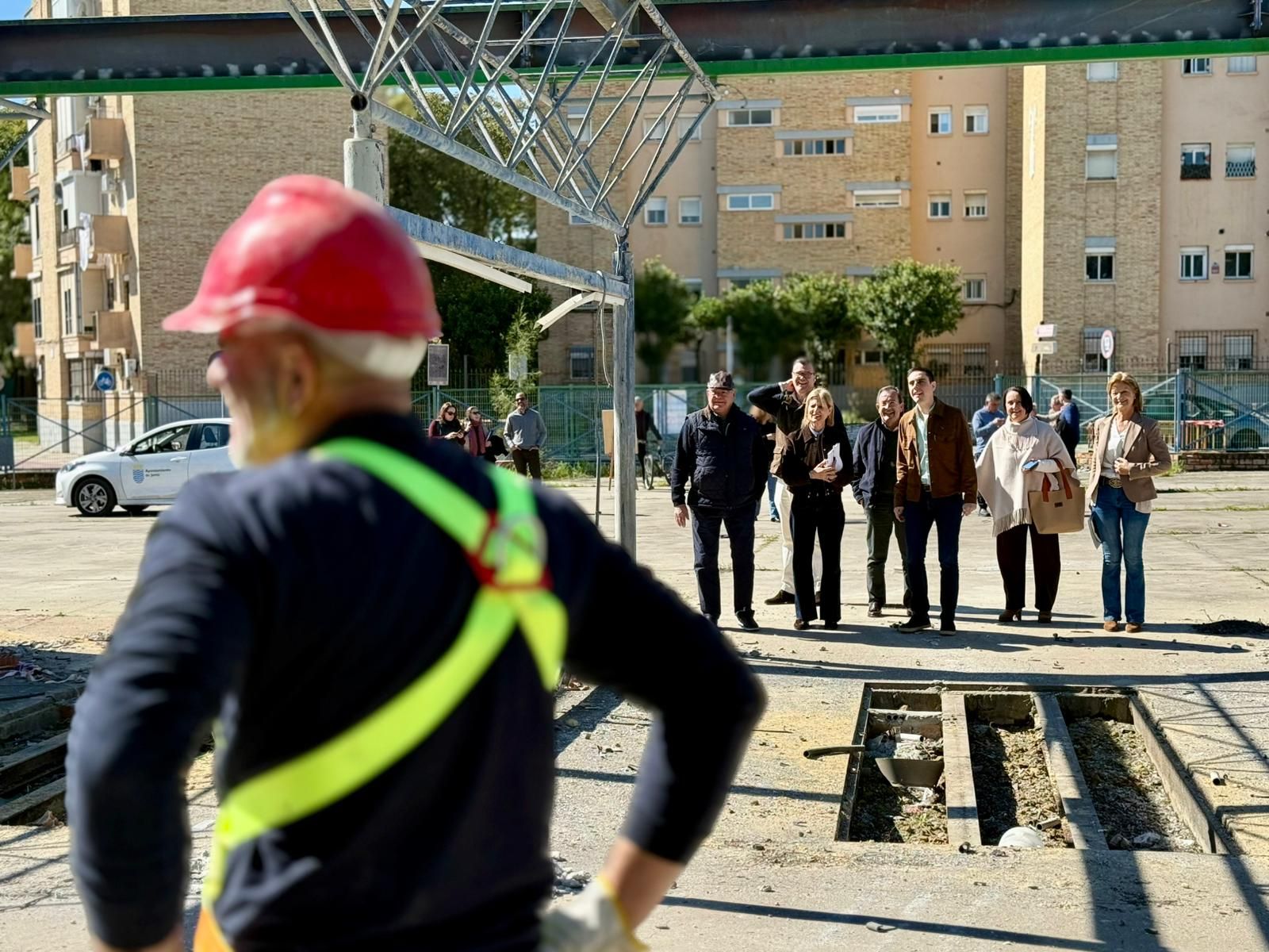 La alcaldesa visita la barriada de La Plata junto a delegados municipales y representantes vecinales.