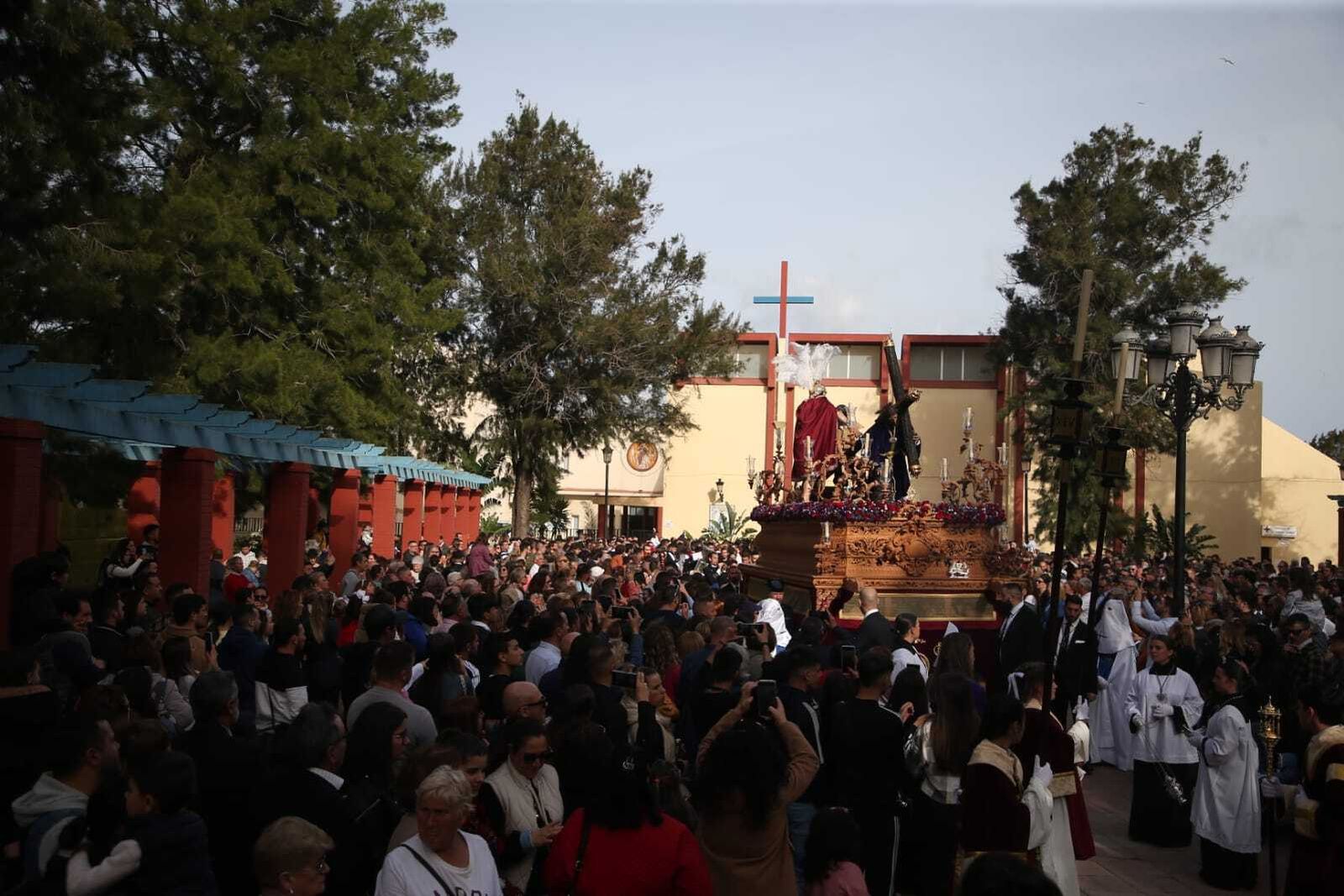 Los fieles en la salida del Cristo de las Tres Caídas el Jueves Santo