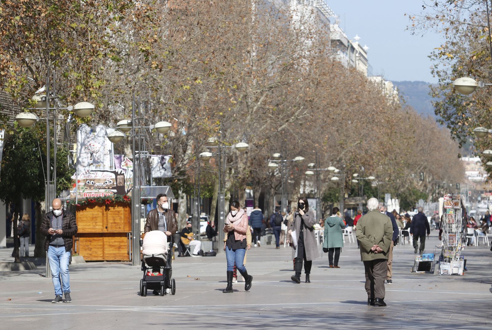 Viandantes por el bulevar de Gran Capitán.