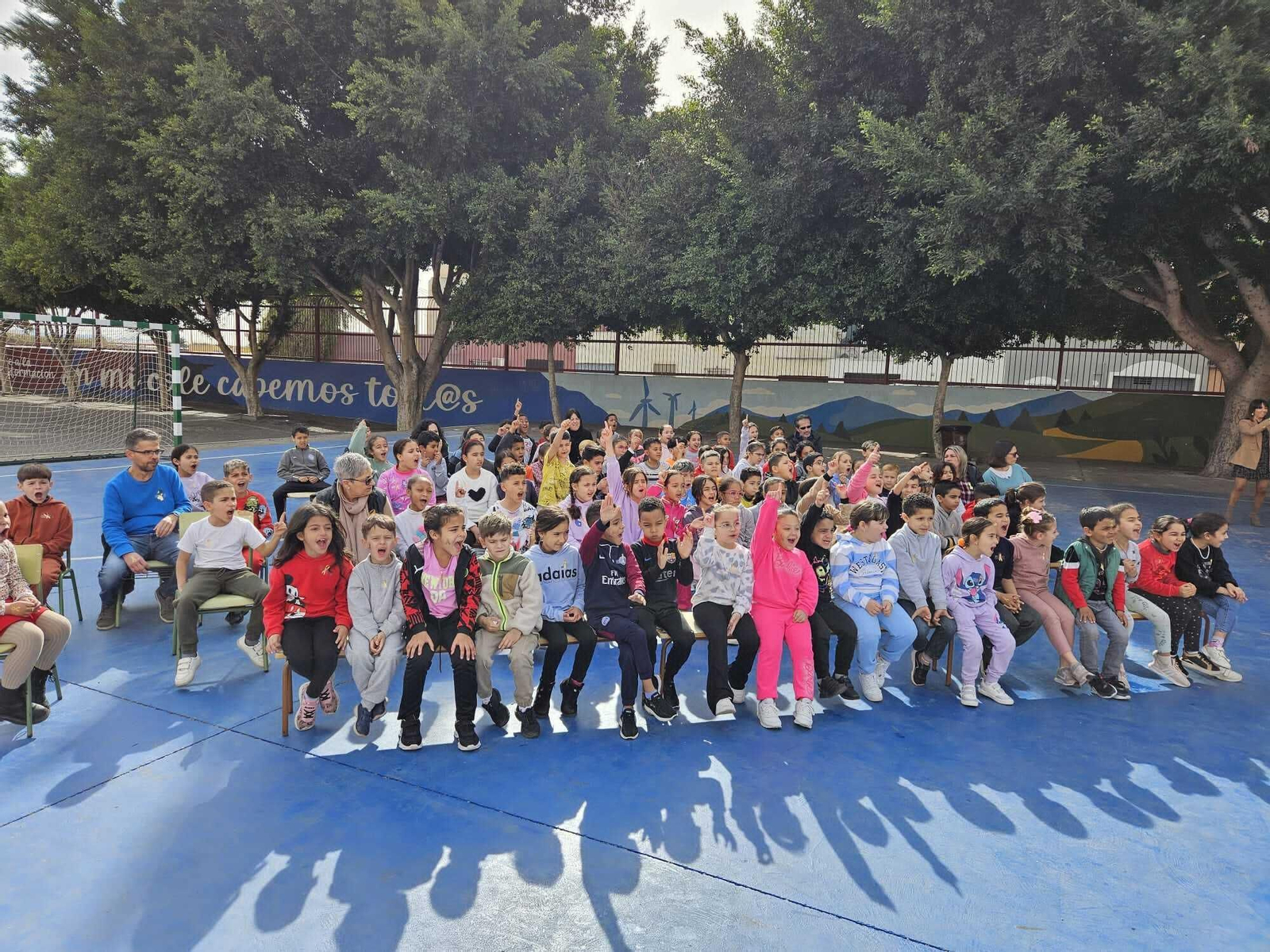 El alumnado del CEIP El Puche de Almería conmemora el Día Internacional Contra el Cáncer Infantil en un acto que ha organizado la Asociación ARGAR