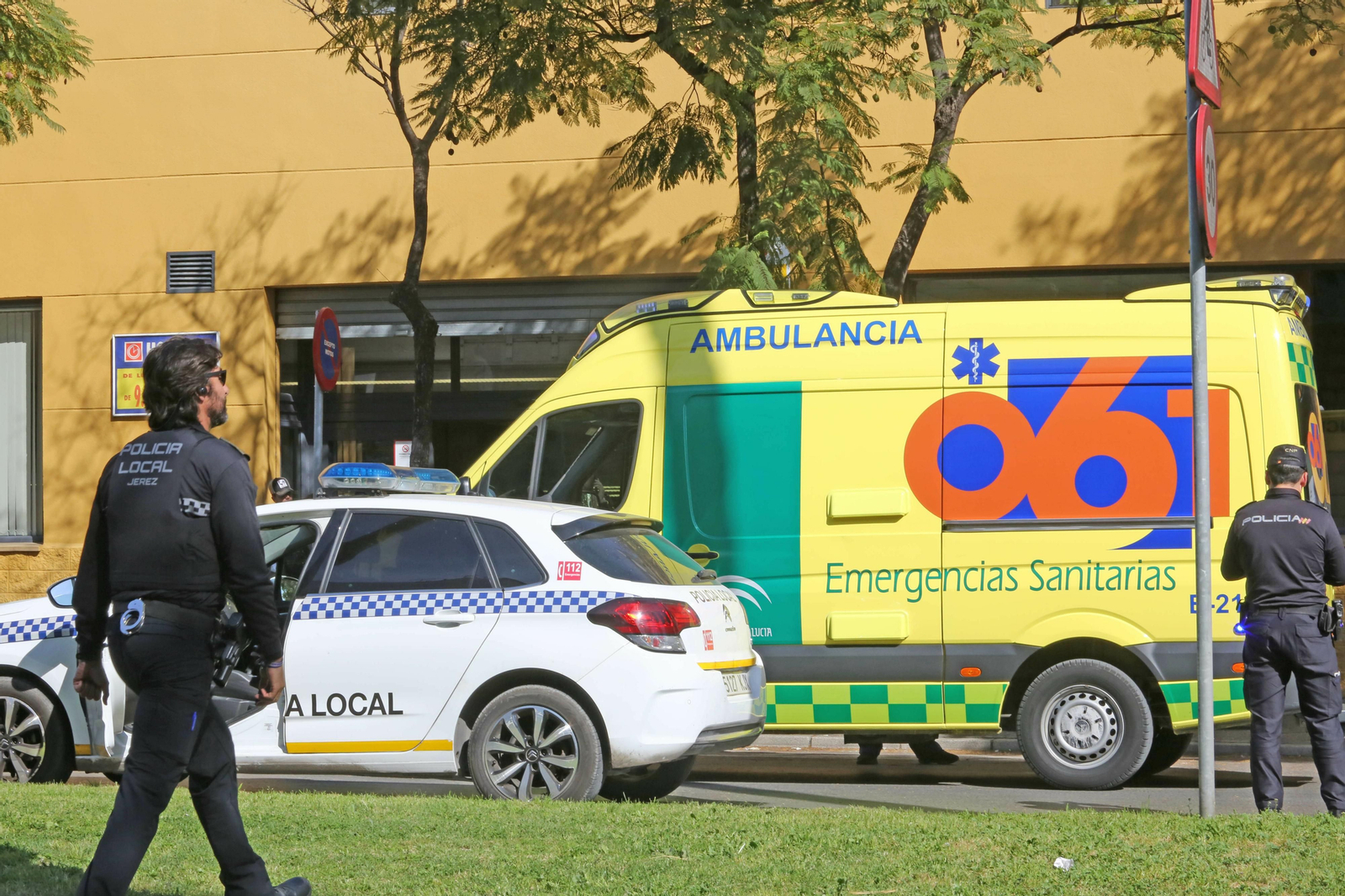 Imágenes del intento de atraco y detención de dos delincuentes en la oficina  de La Caixa de la Avenida Puertas del Sur de Jerez