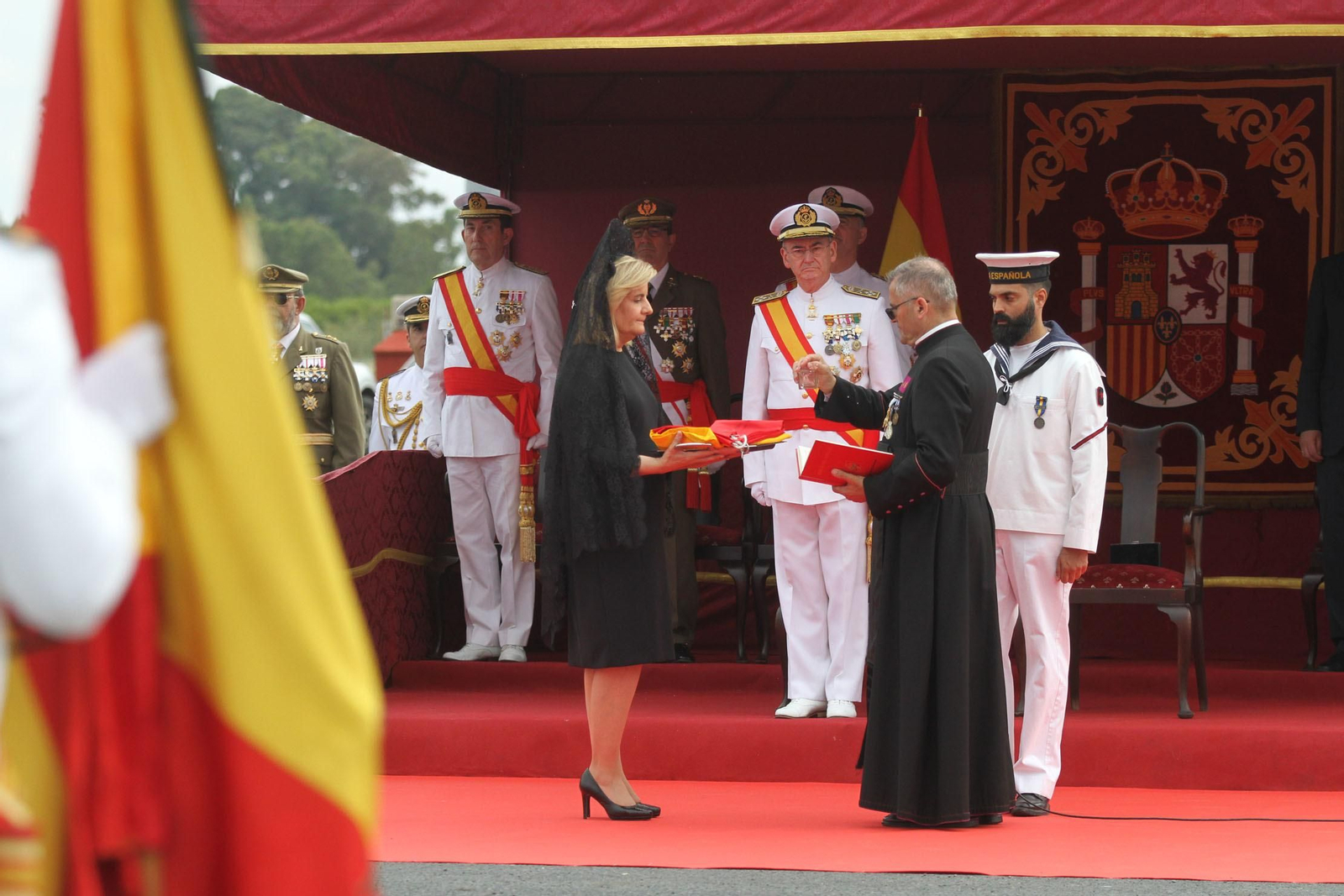 Entrega de la bandera de combate a la fragata Cristobal Colón
