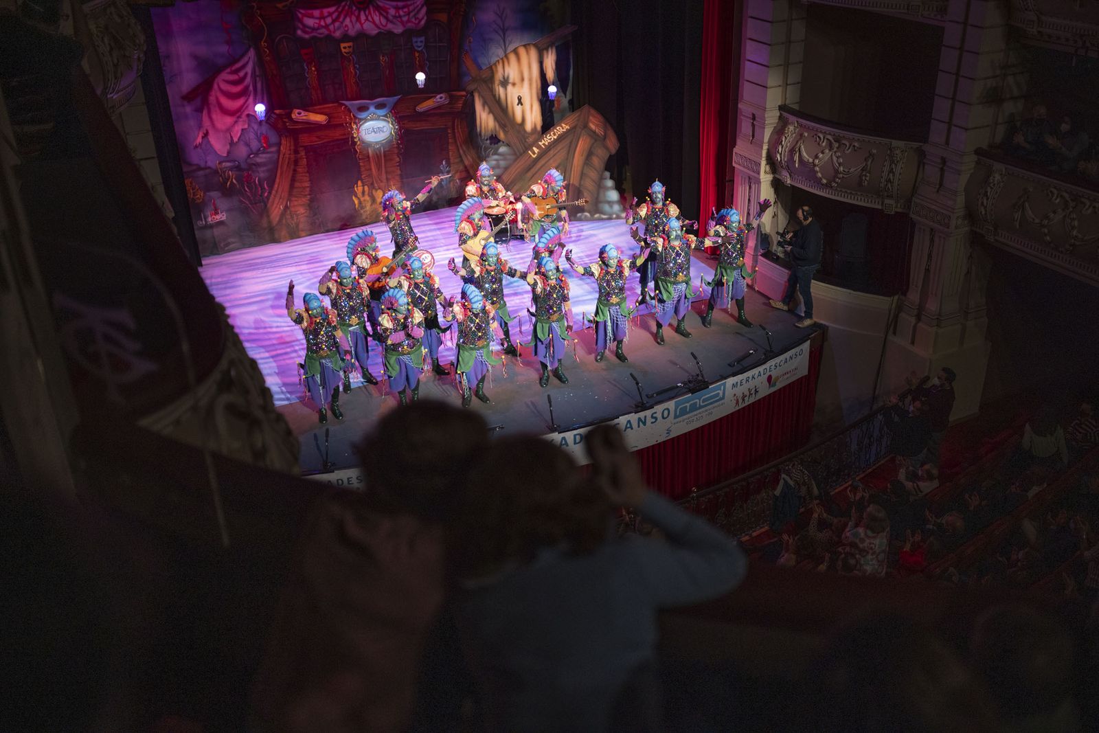 Imágenes de la actuación de la comparsa de Huelva 'El mar de febrero' en el Carnaval Colombino