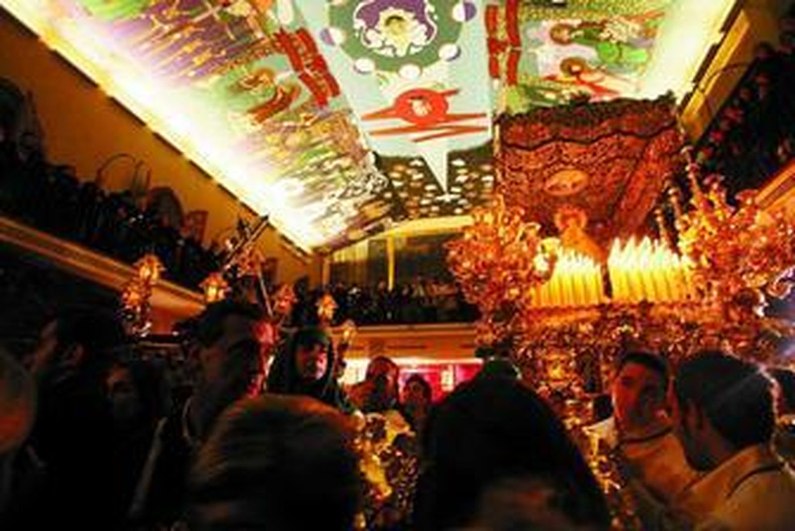 Varios portadores aguardan en los varales antes de confirmarse la decisión de no salir.