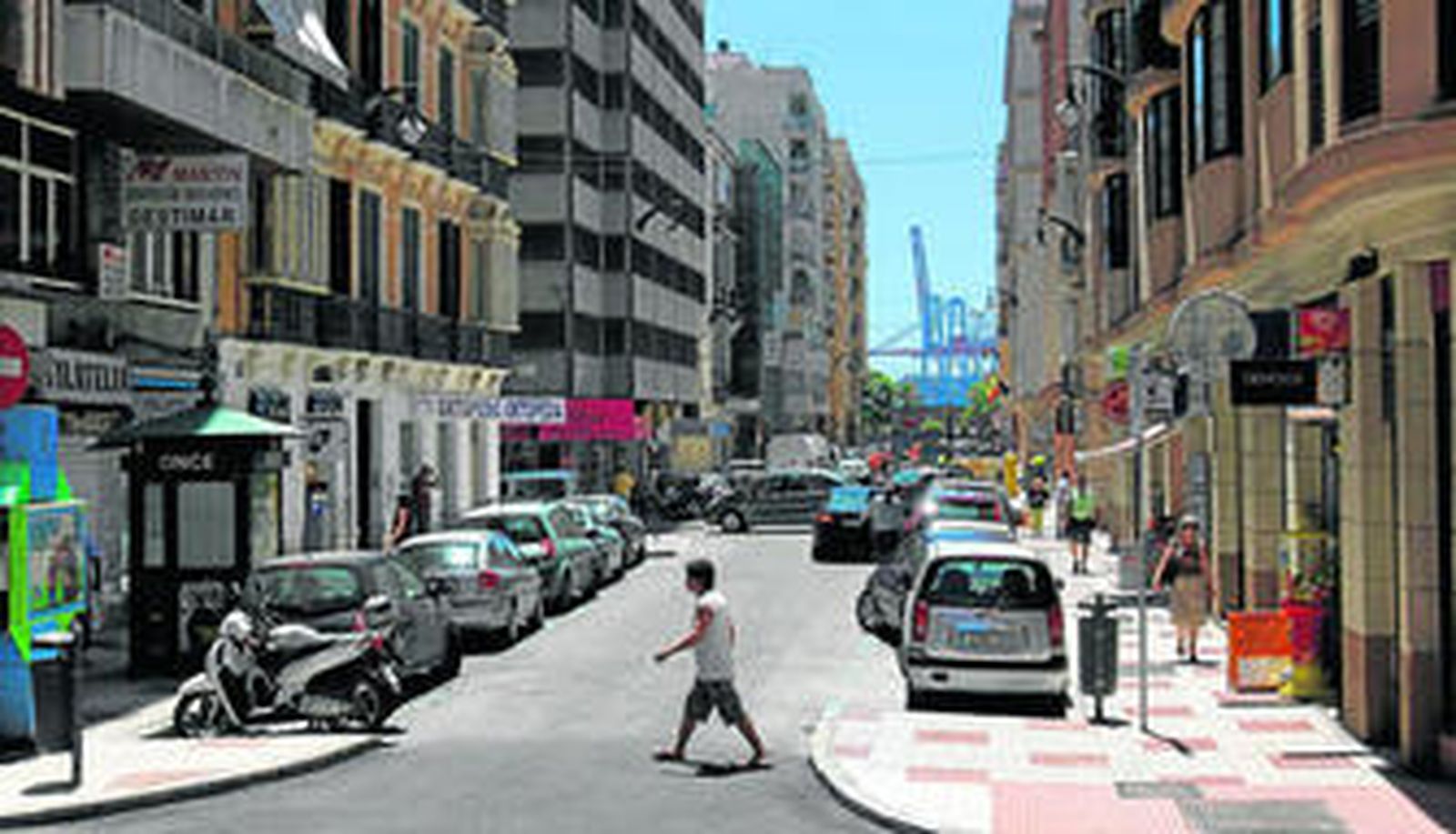 Un peatón cruza por la calle Tomás Heredia, situada en la zona del soho.