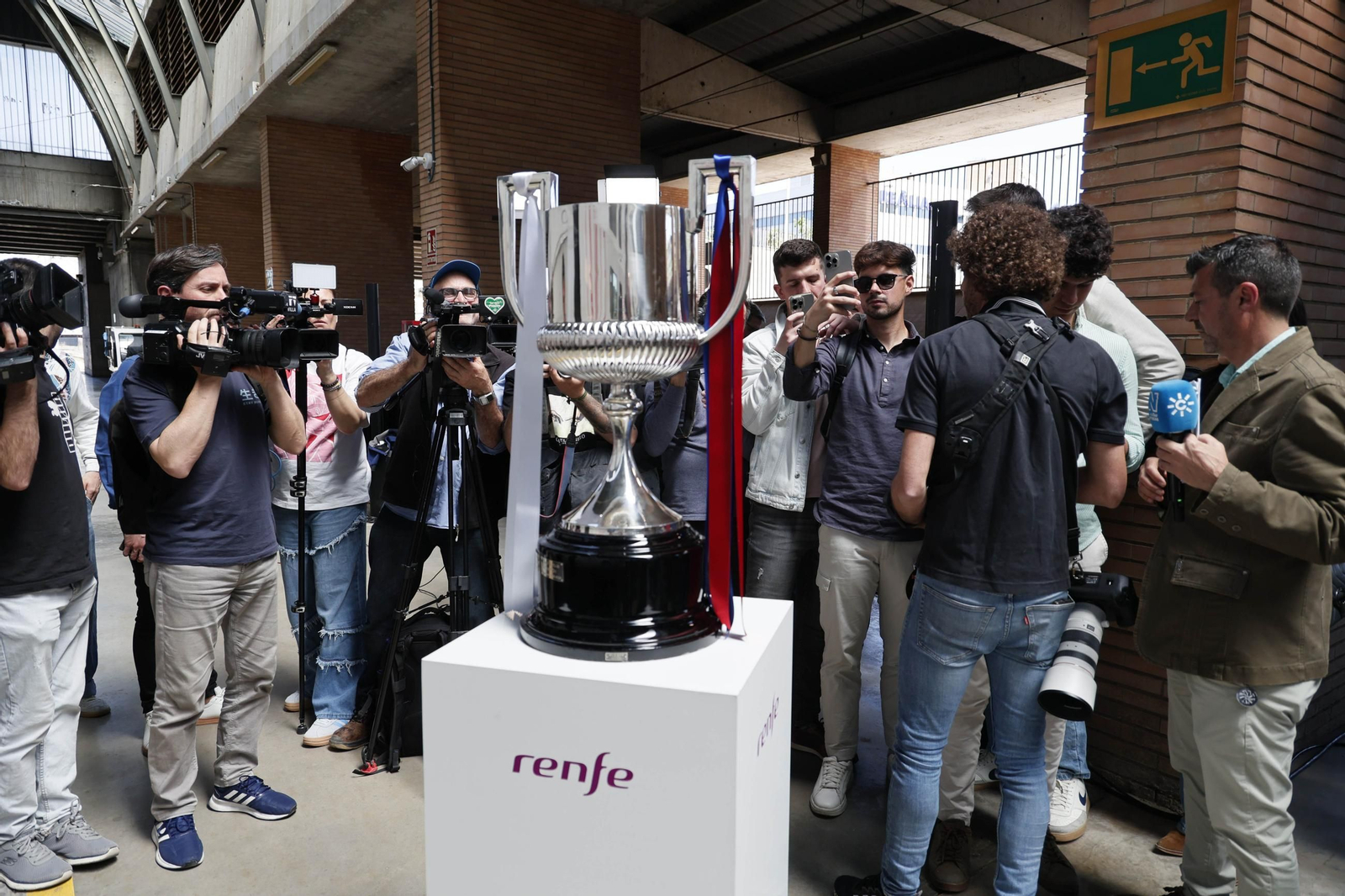 Las imágenes de la llegada de la Copa del Rey a Sevilla