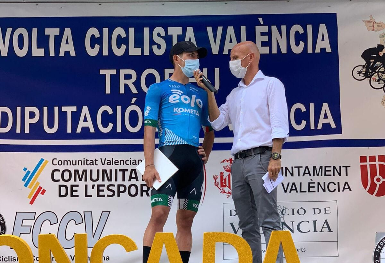 David Martín atiende a la organización desde el podio de la Volta a Valencia.