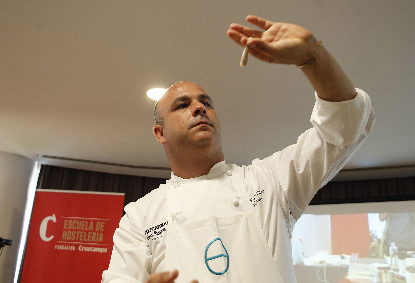 Ángel León, durante una reciente masterclass en la Escuela de Hostelería de Sevilla.