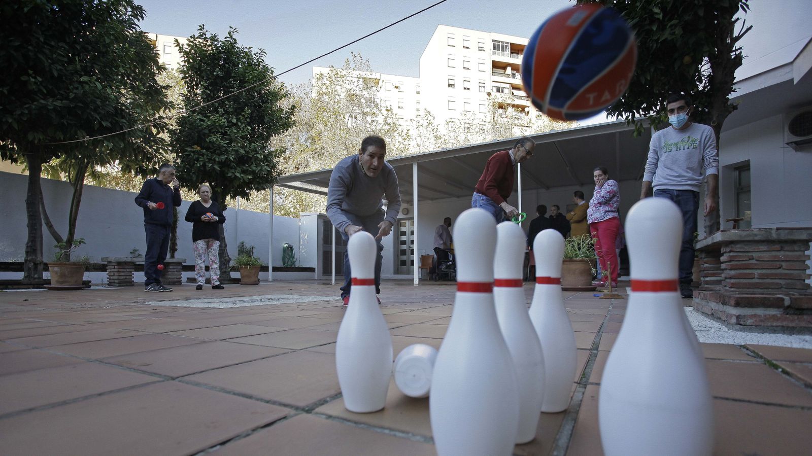 Usuarios de Apadis realizando actividades en el patio del centro con motivo de la celebración del Día Internacional de las Personas con Discapacidad
