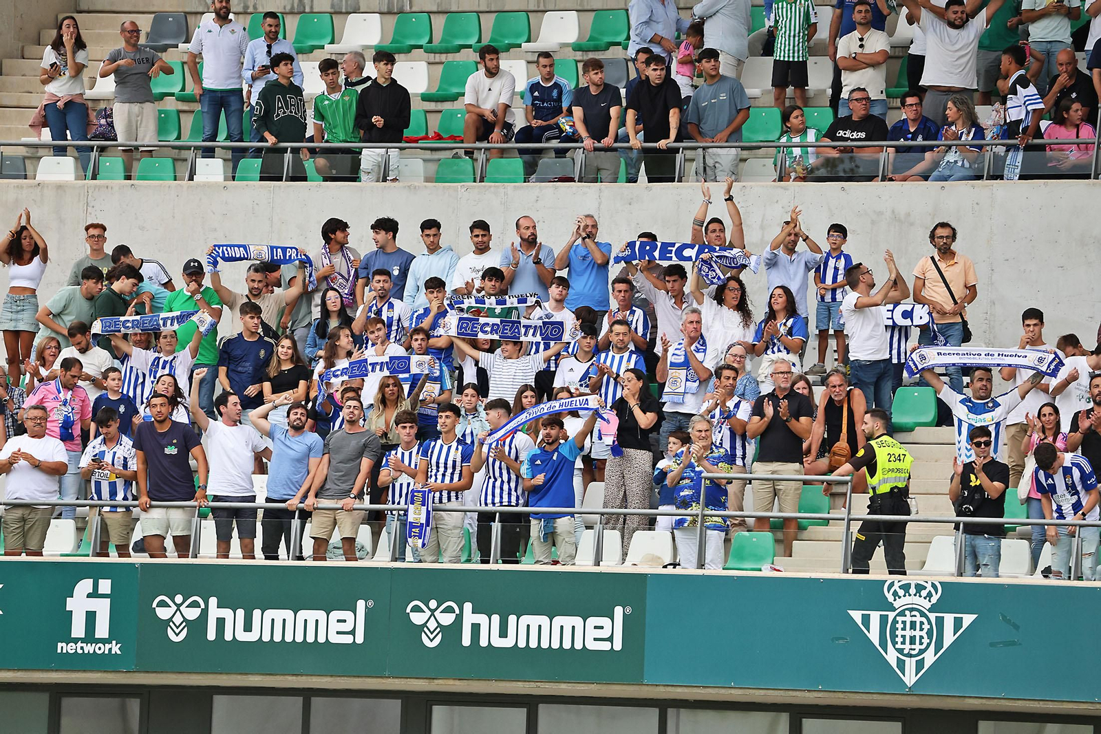 Búscate en las gradas del Betis Deportivo-Recreativo de Huelva