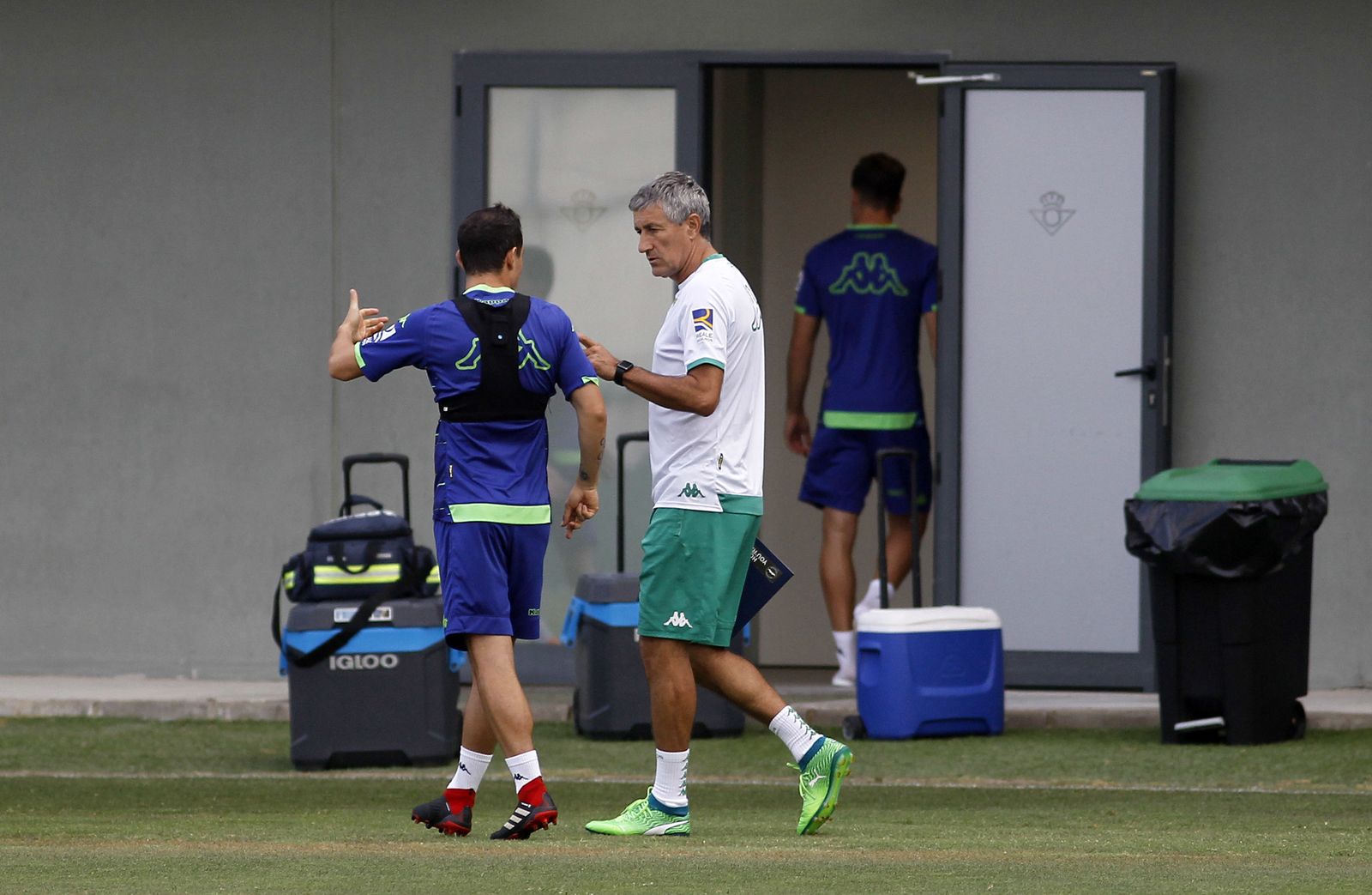 Guardado dialoga con Setién en el entrenamiento.
