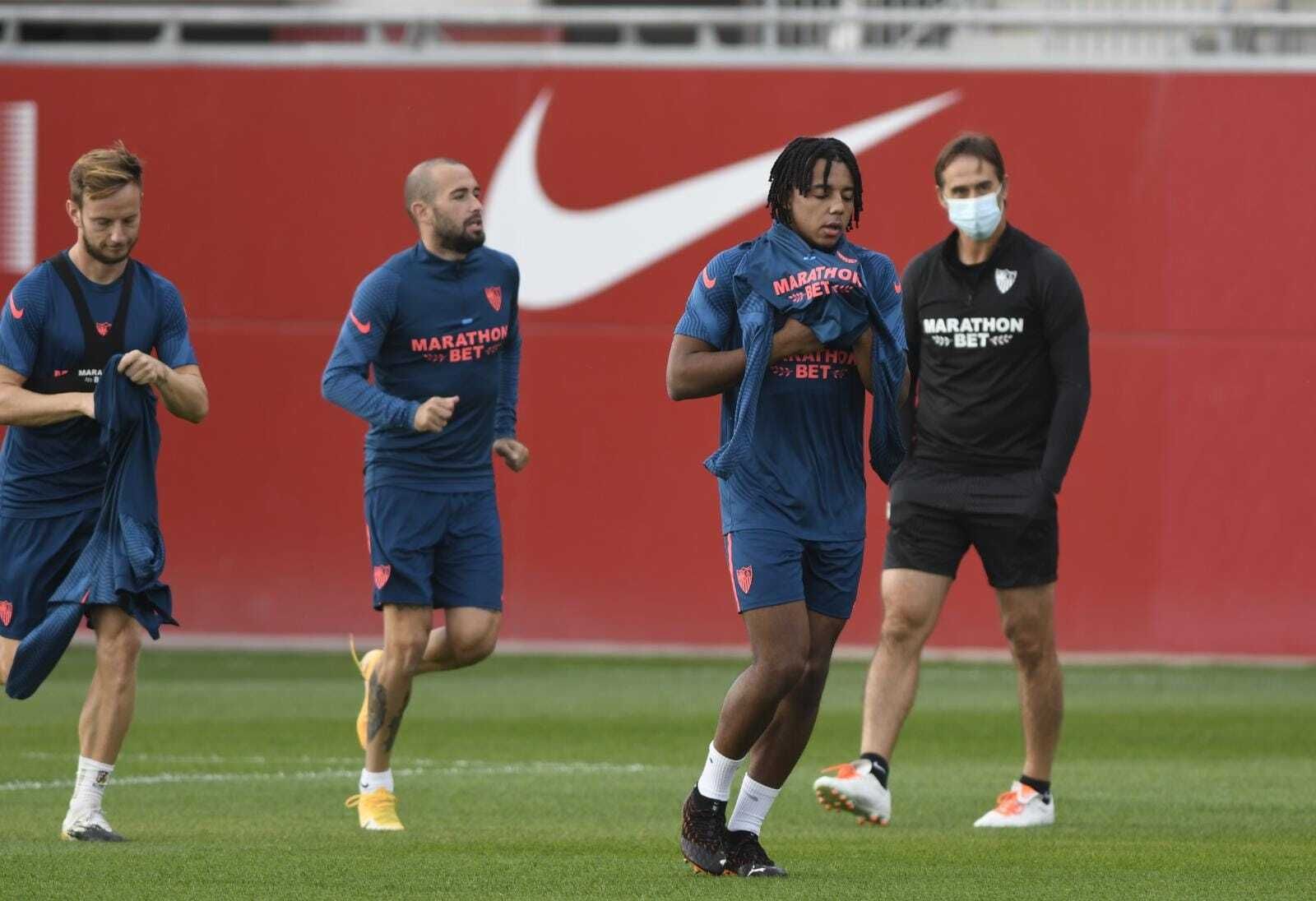 Koundé, Rakitic y Aleix Vidal, en la sesión de este martes.