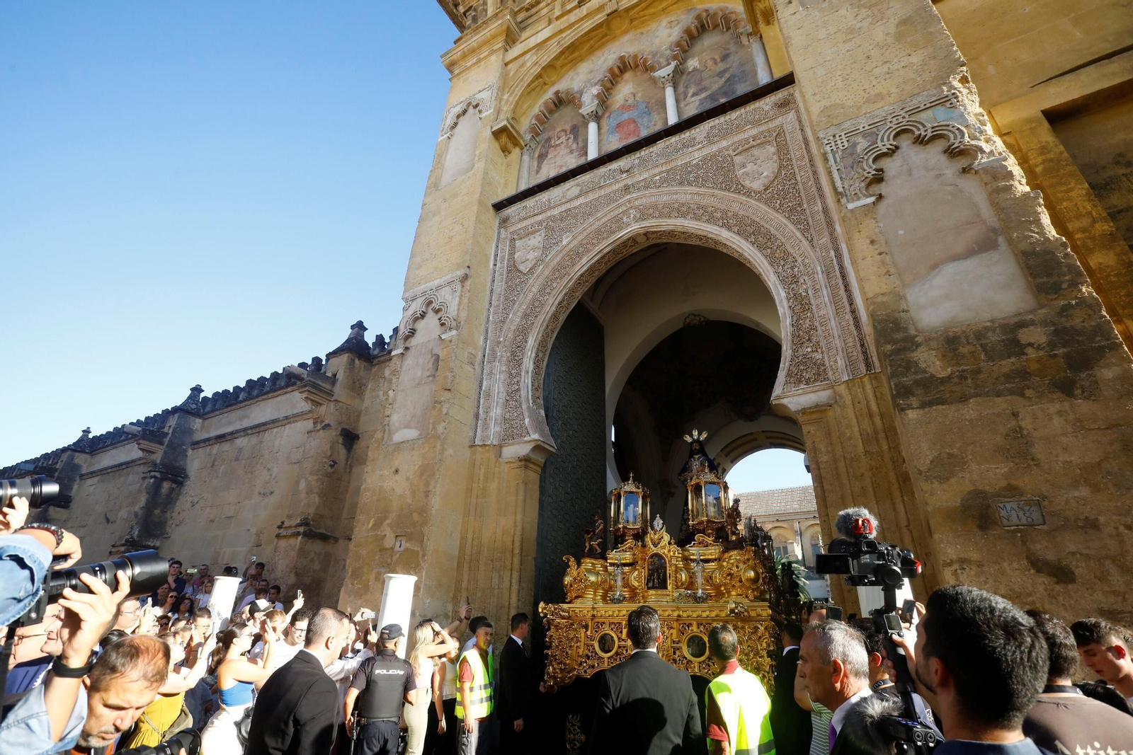 Las mejores fotos de los traslados de regreso de las hermandades tras el Magno Vía Crucis de Córdoba