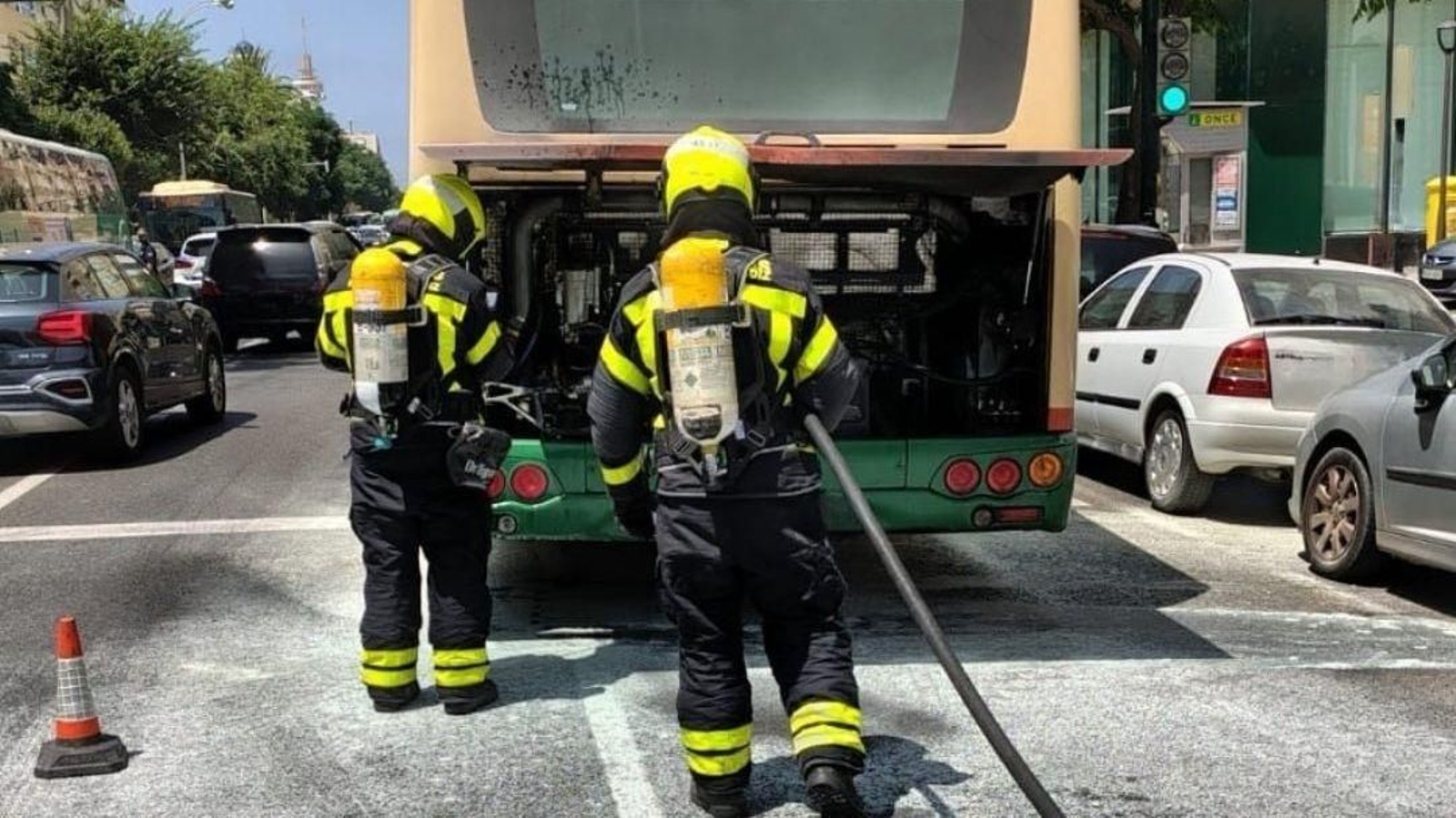 Bomberos actuando en el incendio del autobús urbano este jueves en la Avenida de Cádiz.