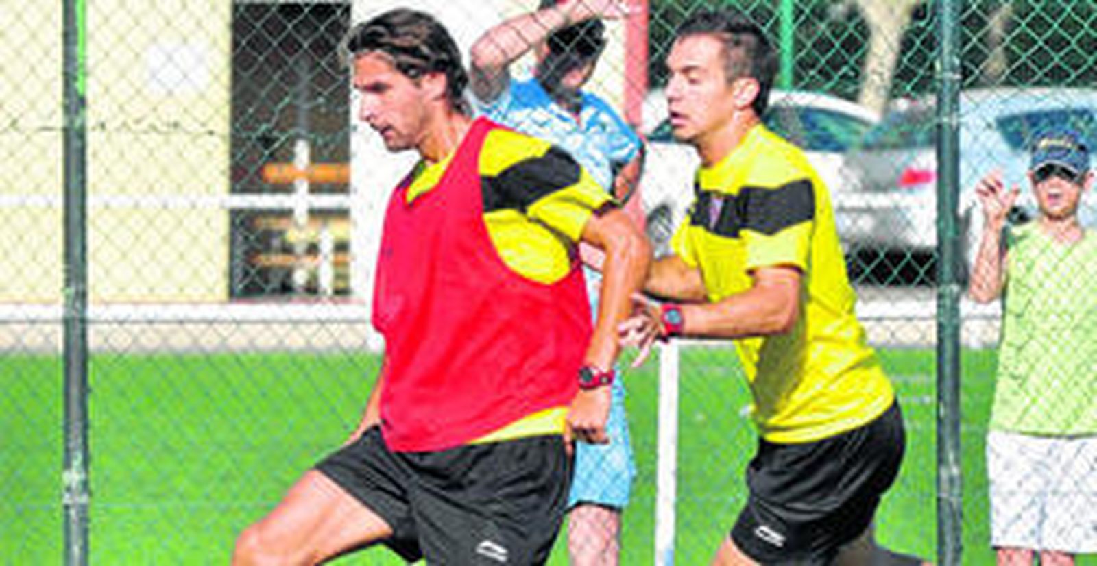 Escudé es presionado por Armenteros durante un entrenamiento.