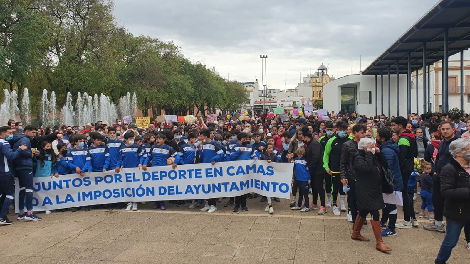 Manifestación en Camas por el mantenimiento de las escuelas deportivas públicas.