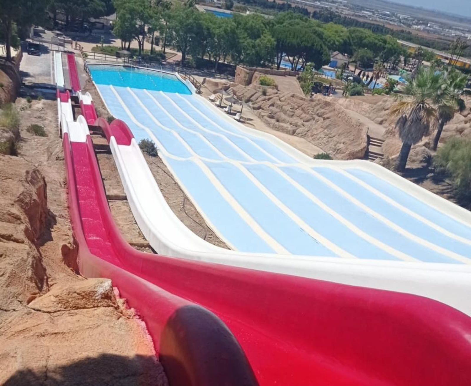 Pasarlo en grande en este mítico parque acuático ya es seña de la localidad desde que Aqualand Bahía de Cádiz abriera sus puertas en el año 1987