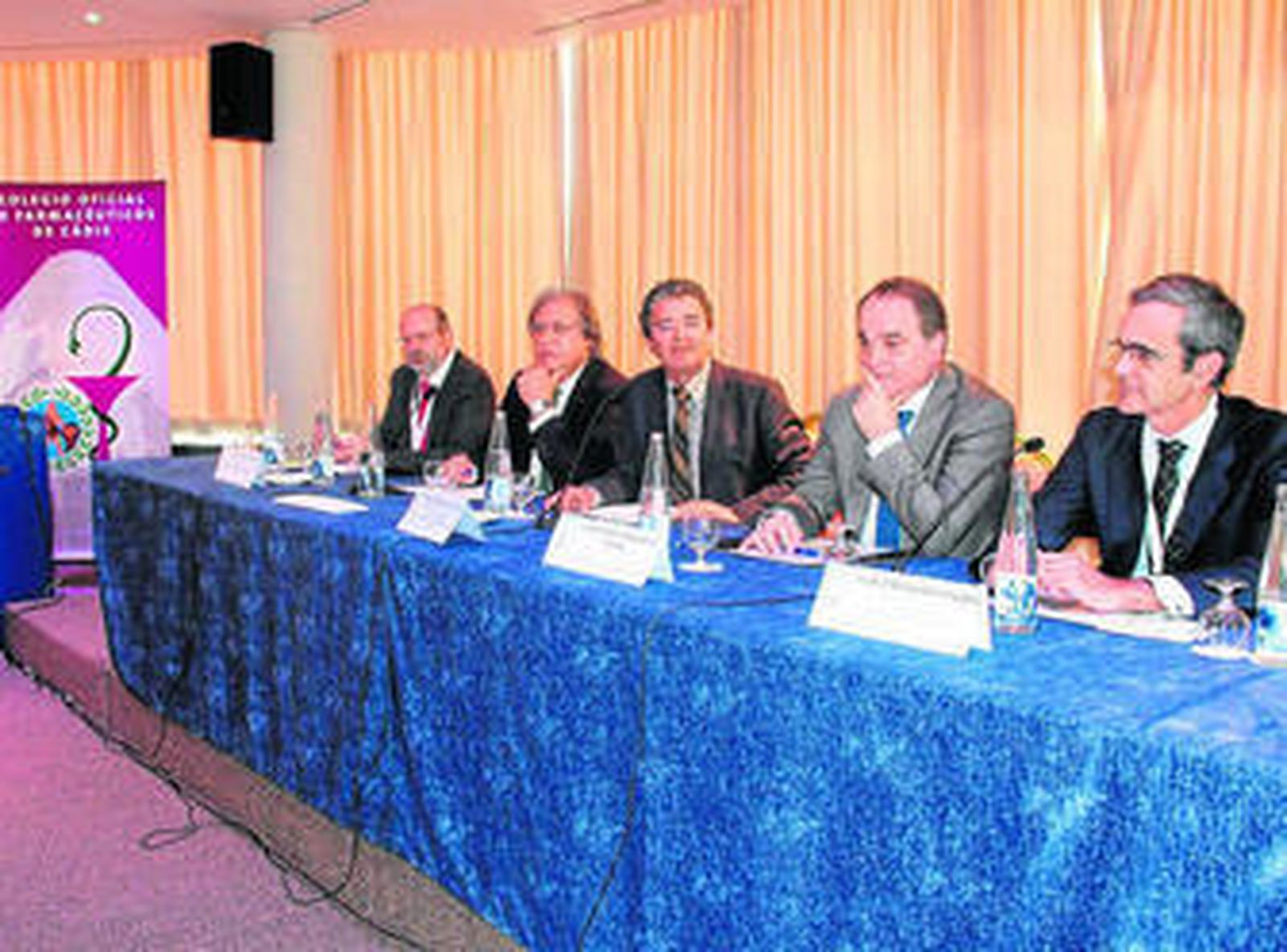 Mesa presidencial de la Jornada celebrada ayer en el hotel Sherry Park.