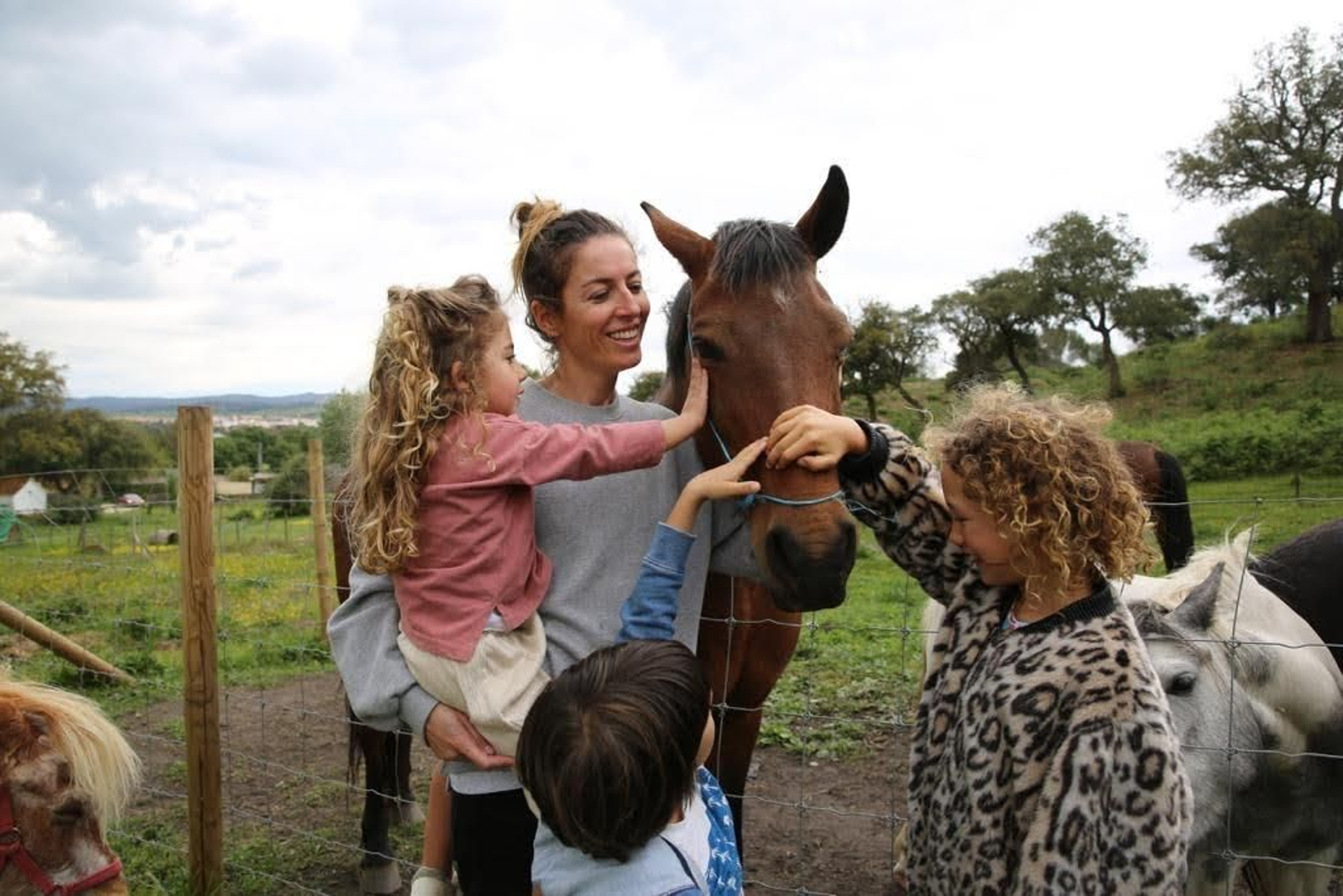 Niños disfrutando de los animales en la Granja escuela Los Barrios.