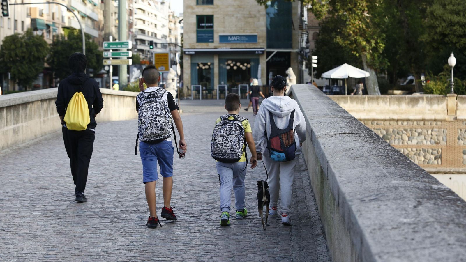 Un grupo de alumnos camina por el Puente Romano de Granada Un grupo de alumnos camina por el Puente Romano de Granada
