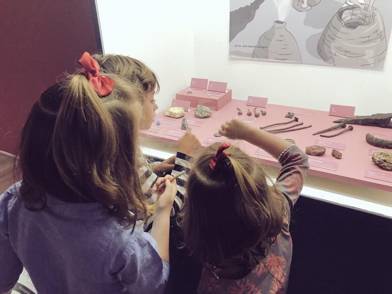 Un grupo de menores disfrutando de la exposición 'Dioses, tumbas y gentes. Baria, ciudad fenicia y romana'.