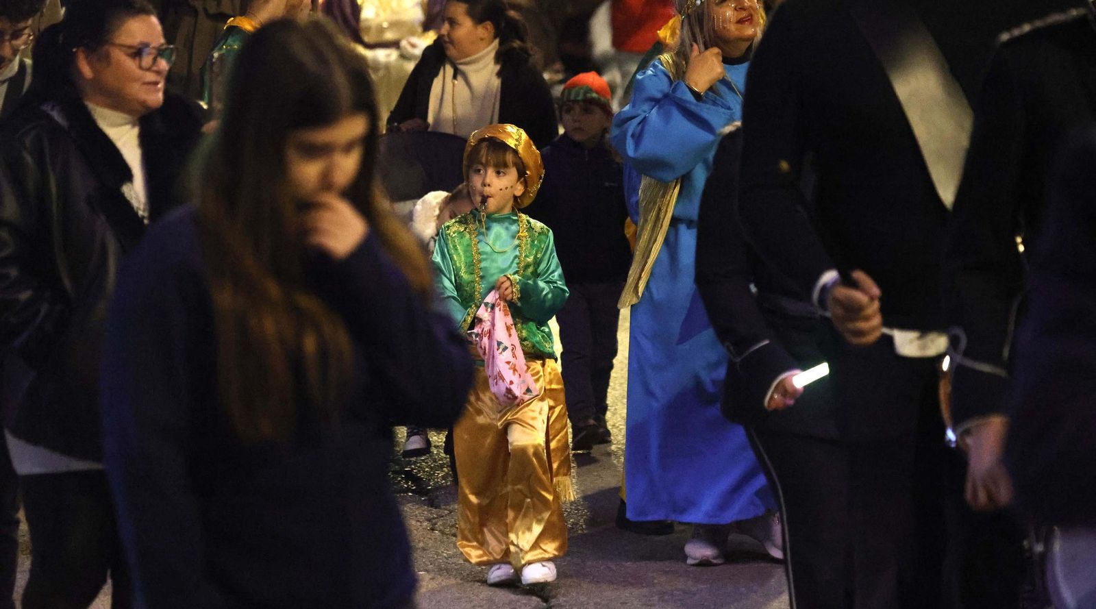 Fotos del heraldo de los Reyes Magos y su corte de beduinos en Algeciras