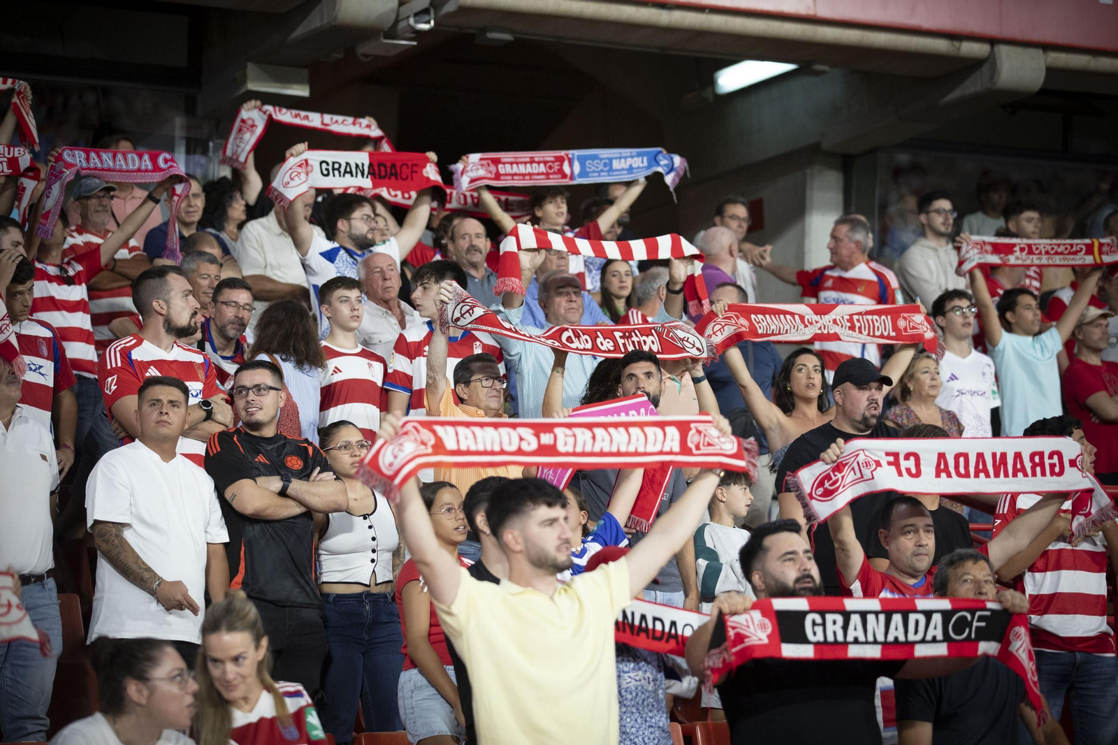 A pesar de todo, la afición del Granada CF sigue estando con su equipo.