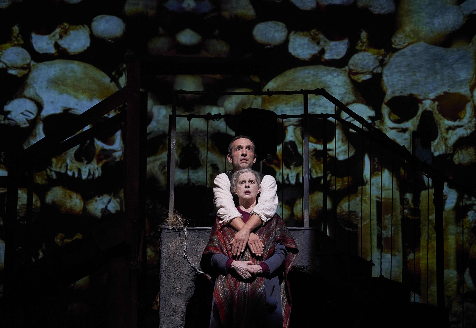 Vicky Peña y Pablo Derqui en una de las escenas finales de la obra.