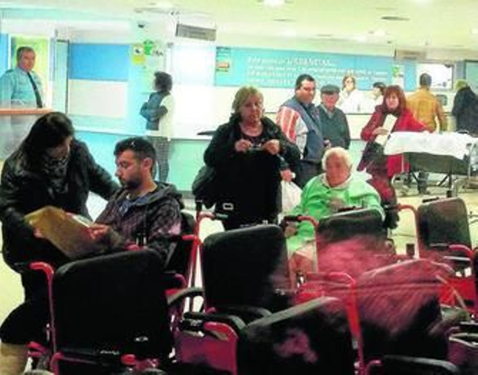 Pacientes y familiares ayer por la tarde en la entrada de Urgencias del Hospital Macarena.