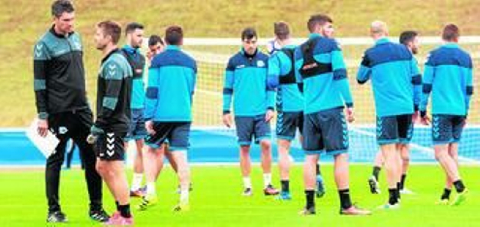 Pellegrino dialoga con uno de sus ayudantes antes del inicio de un entrenamiento en la ciudad deportiva del Alavés.