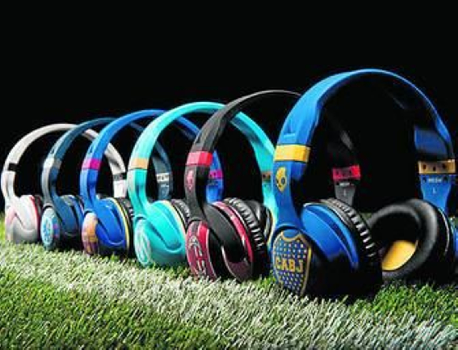 1.Los míticos Pink Floyd, de corto en uno de esos estadios que llenaban cuando se colgaban la guitarra. 2. Maradona junto a los miembros de Queen, una de las imágenes más icónicas en cuanto a la relación entre música y fútbol. 3. Bob Marley, controlando un balón. 4. Elton John, forofo y presidente de un club. 5. Manu Chao es deportivista por el origen gallego de su padre. 6. The Beatles, en un partidillo.