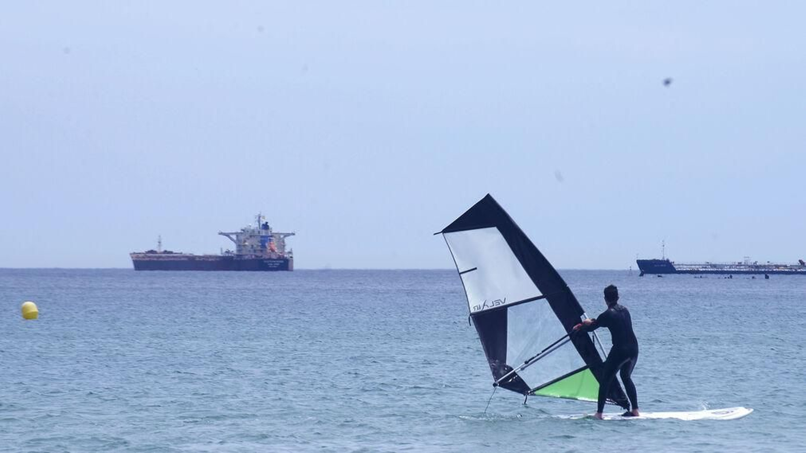 Un windsurfista, en aguas de la Bahía de Algeciras.